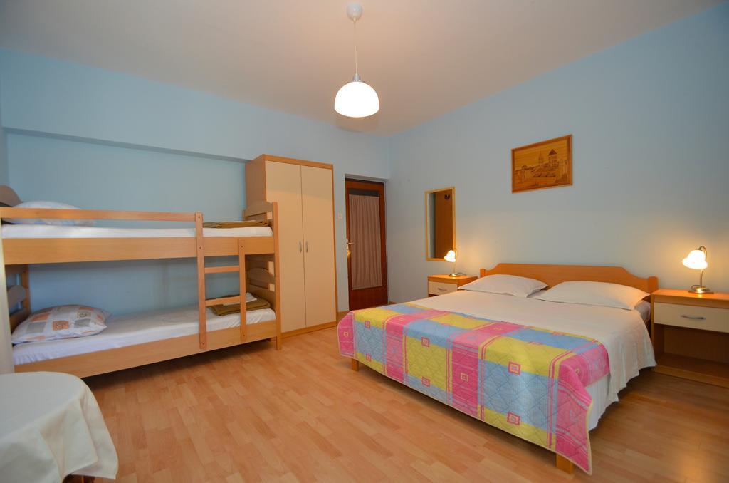 Apartments Europa Starigrad Paklenica Rom bilde
